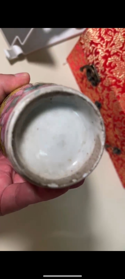 古玩陶瓷黃地粉彩花卉紋觀音瓶真品鑒賞圖