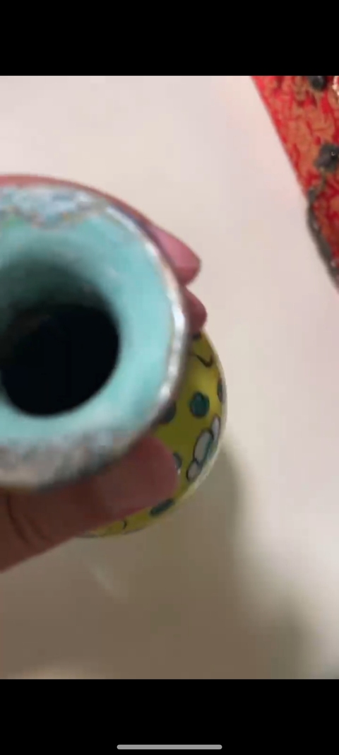 古玩陶瓷黃地粉彩花卉紋觀音瓶真品鑒賞圖