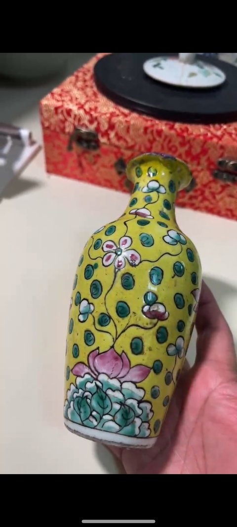 古玩陶瓷黃地粉彩花卉紋觀音瓶真品鑒賞圖