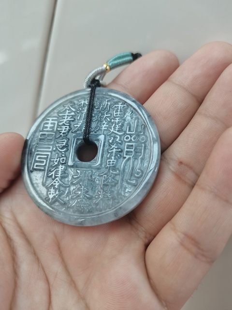 天然翡翠A貨掛件，雕山鬼花錢拍賣，當前價格388元