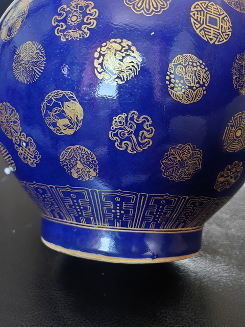 古玩陶瓷宣統(tǒng)官窯祭藍描金賞瓶拍賣,當前價格20000元
