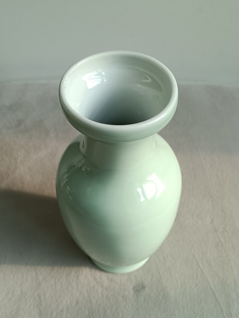 古玩陶瓷豆青釉瓶拍賣,當(dāng)前價(jià)格200元