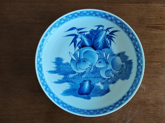 古玩陶瓷兔紋青花盤真品鑒賞圖