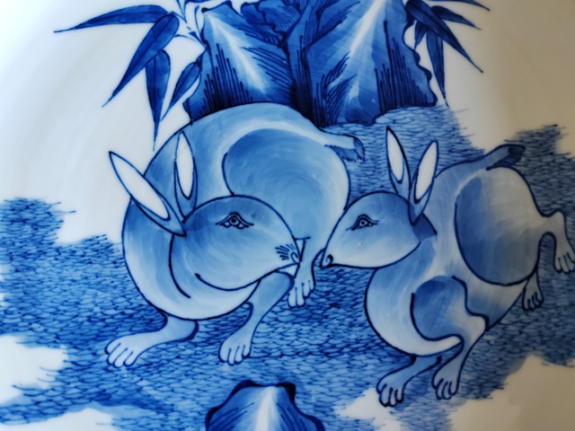 古玩陶瓷兔紋青花盤真品鑒賞圖