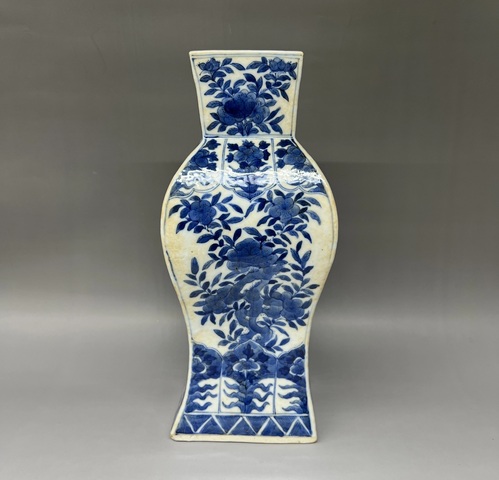 古玩陶瓷青花花卉紋四方瓶拍賣，當(dāng)前價(jià)格3888元