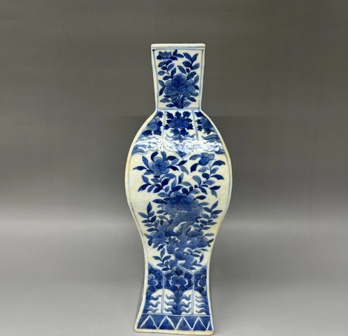 古玩陶瓷青花花卉紋四方瓶拍賣，當(dāng)前價(jià)格3888元