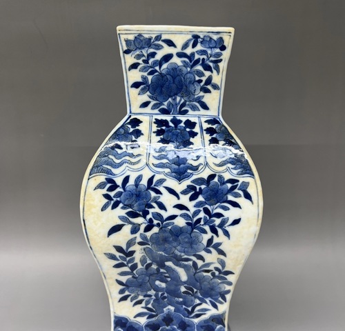 古玩陶瓷青花花卉紋四方瓶拍賣，當(dāng)前價(jià)格3888元