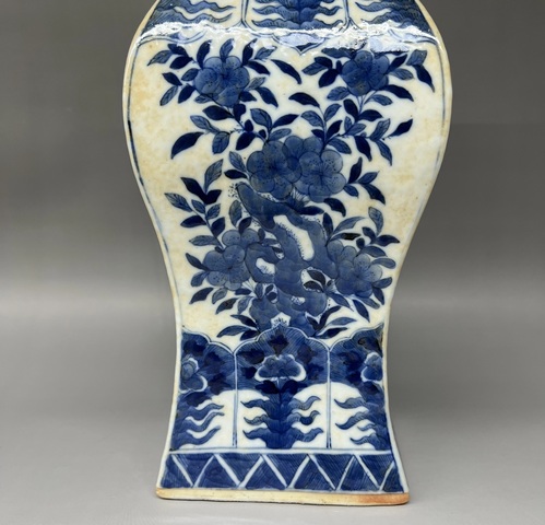 古玩陶瓷青花花卉紋四方瓶拍賣，當(dāng)前價(jià)格3888元