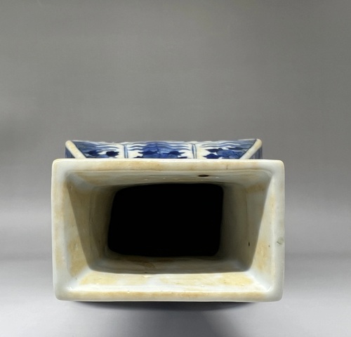 古玩陶瓷青花花卉紋四方瓶拍賣，當(dāng)前價(jià)格3888元