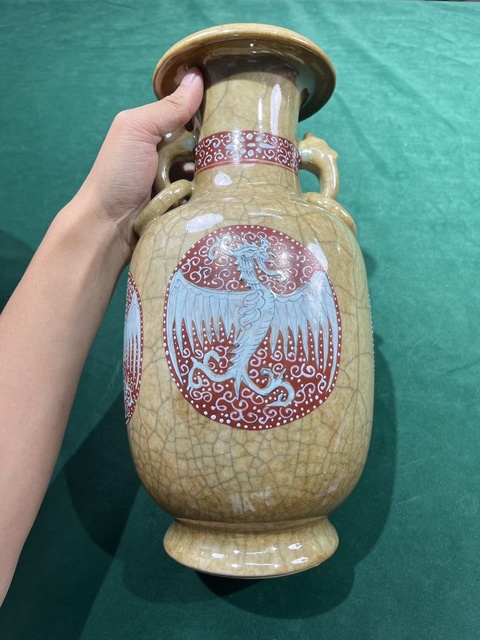 古玩陶瓷清中期 哥釉粉彩團(tuán)鶴紋雙耳瓶拍賣，當(dāng)前價格9000元