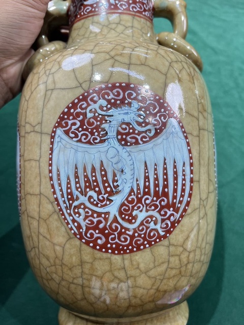 古玩陶瓷清中期 哥釉粉彩團(tuán)鶴紋雙耳瓶拍賣，當(dāng)前價格9000元
