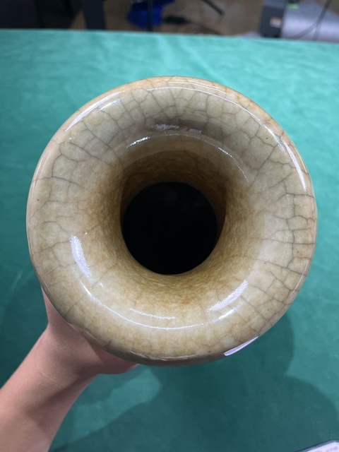 古玩陶瓷清中期 哥釉粉彩團(tuán)鶴紋雙耳瓶拍賣，當(dāng)前價格9000元