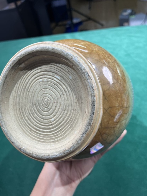 古玩陶瓷清中期 哥釉粉彩團(tuán)鶴紋雙耳瓶拍賣，當(dāng)前價格9000元