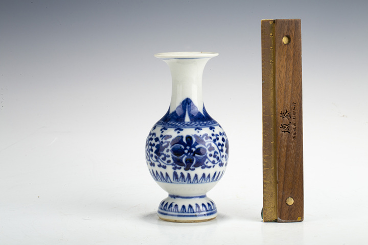 古玩陶瓷清中·青花纏枝花卉紋小瓶拍賣，當前價格0元