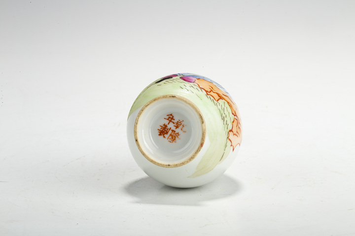 古玩陶瓷民國·粉彩人物紋長(zhǎng)頸小瓶真品鑒賞圖
