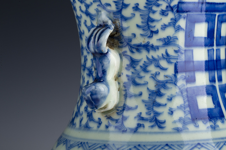 古玩陶瓷清中晚·青花纏枝花卉喜字紋獅耳盤口瓶拍賣，當前價格368元