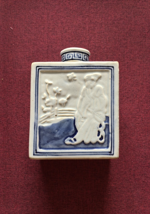 古玩陶瓷青花浮雕人物紋茶葉罐真品鑒賞圖