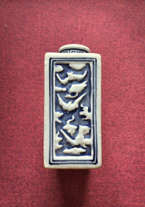 古玩陶瓷青花浮雕人物紋茶葉罐真品鑒賞圖