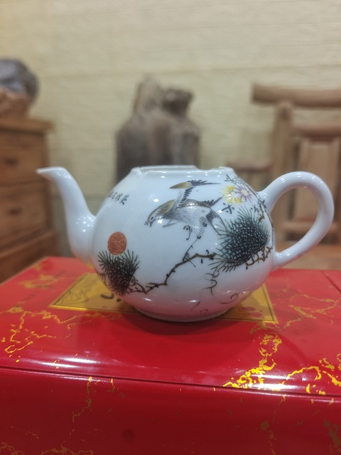 古玩陶瓷民國 新粉彩英雄獨立茶壺真品鑒賞圖