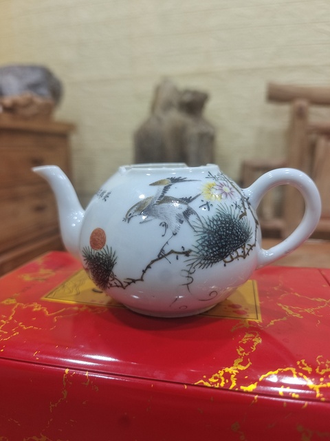古玩陶瓷民國 新粉彩英雄獨立茶壺真品鑒賞圖