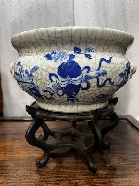 古玩陶瓷哥釉地青花雙鋪首圈足香爐拍賣,當(dāng)前價格8600元