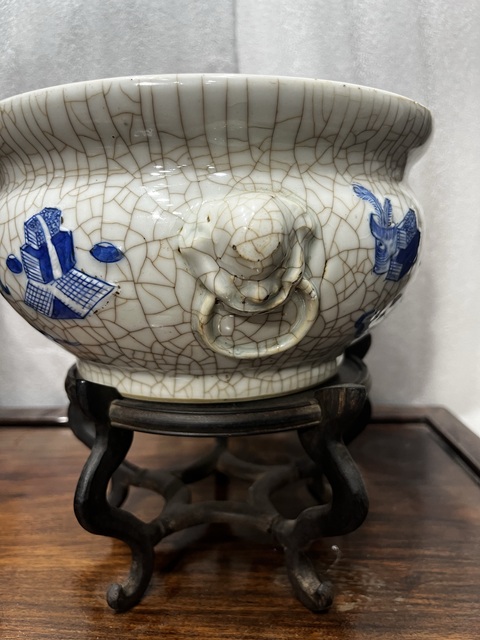 古玩陶瓷哥釉地青花雙鋪首圈足香爐拍賣,當(dāng)前價格8600元