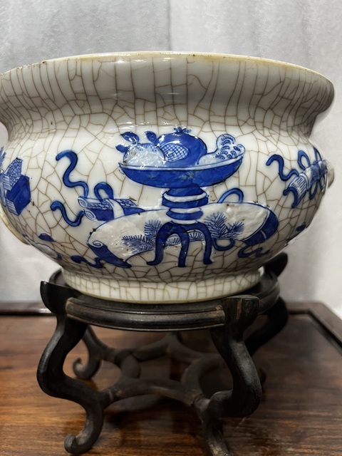 古玩陶瓷哥釉地青花雙鋪首圈足香爐拍賣,當(dāng)前價格8600元