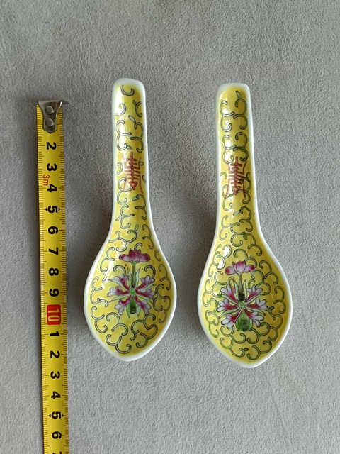 古玩陶瓷黃地粉彩纏枝花紋勺真品鑒賞圖