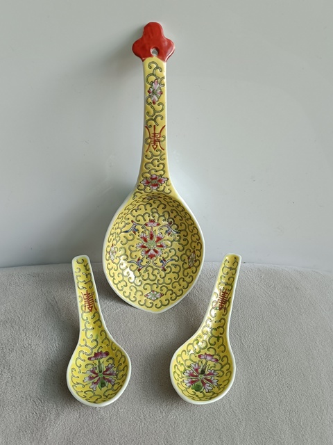古玩陶瓷黃地粉彩纏枝花紋勺真品鑒賞圖