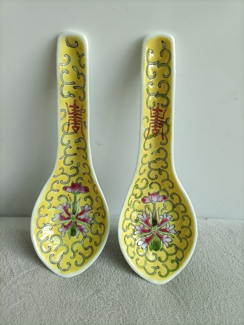 古玩陶瓷黃地粉彩纏枝花紋勺真品鑒賞圖