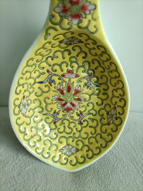 古玩陶瓷黃地粉彩纏枝花紋勺真品鑒賞圖