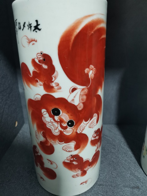古玩陶瓷礬紅獅紋帽筒真品鑒賞圖