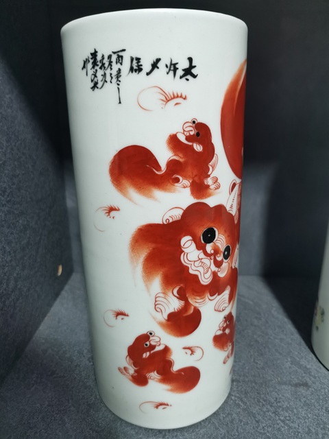 古玩陶瓷礬紅獅紋帽筒真品鑒賞圖