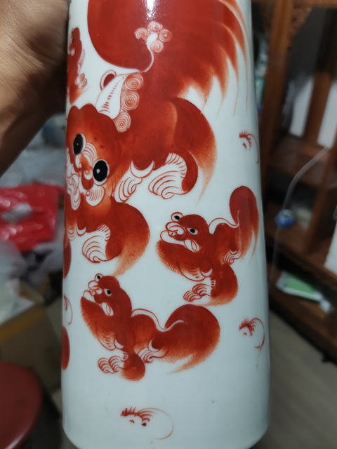 古玩陶瓷礬紅獅紋帽筒真品鑒賞圖