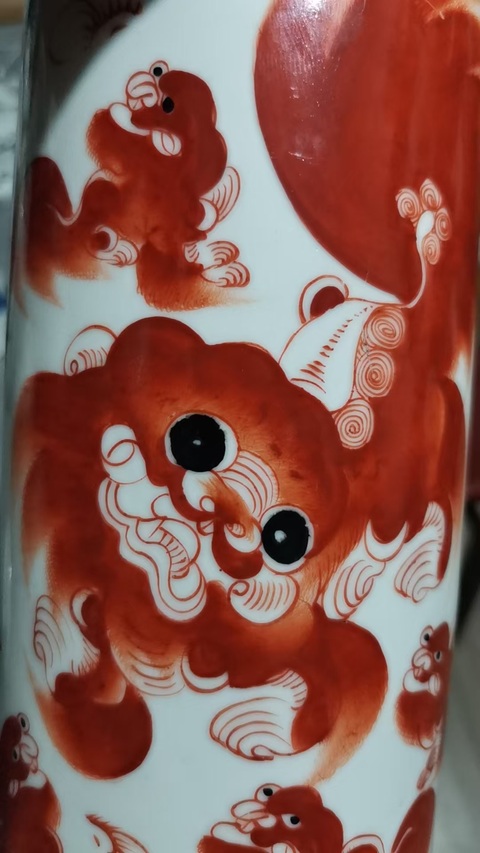 古玩陶瓷礬紅獅紋帽筒真品鑒賞圖