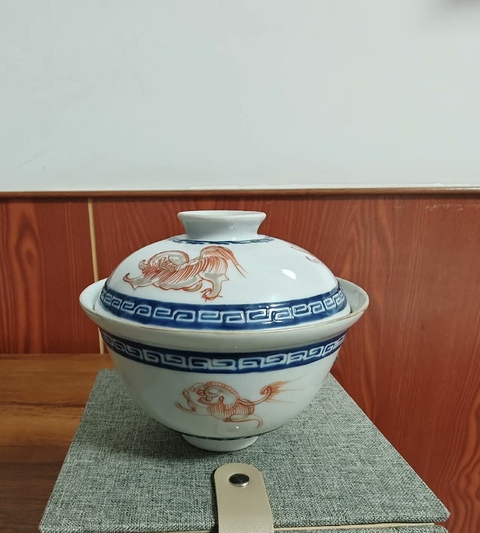 古玩陶瓷礬紅獅紋蓋碗真品鑒賞圖
