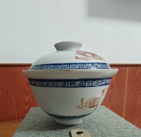 古玩陶瓷礬紅獅紋蓋碗真品鑒賞圖