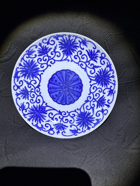 古玩陶瓷青花纏枝花卉紋臥盤真品鑒賞圖
