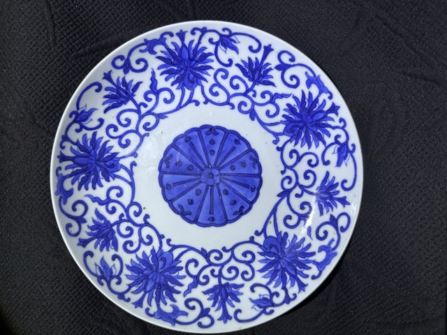 古玩陶瓷青花纏枝花卉紋臥盤真品鑒賞圖