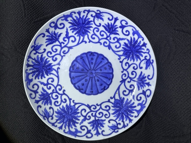 古玩陶瓷青花纏枝花卉紋臥盤真品鑒賞圖