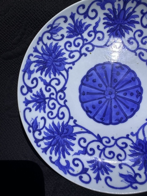 古玩陶瓷青花纏枝花卉紋臥盤真品鑒賞圖