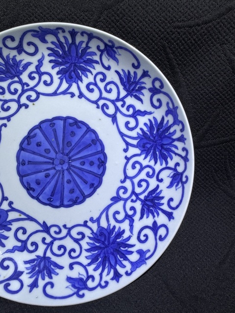 古玩陶瓷青花纏枝花卉紋臥盤真品鑒賞圖