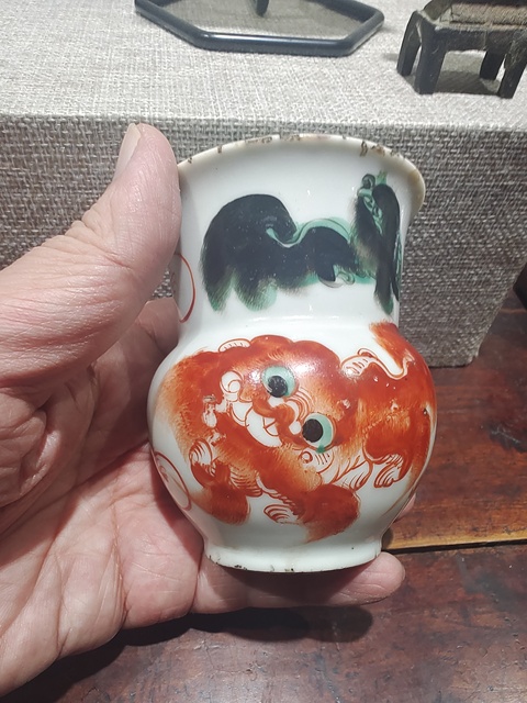 古玩陶瓷五彩獅子紋渣斗真品鑒賞圖