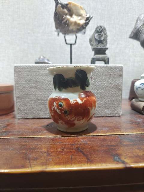 古玩陶瓷五彩獅子紋渣斗真品鑒賞圖