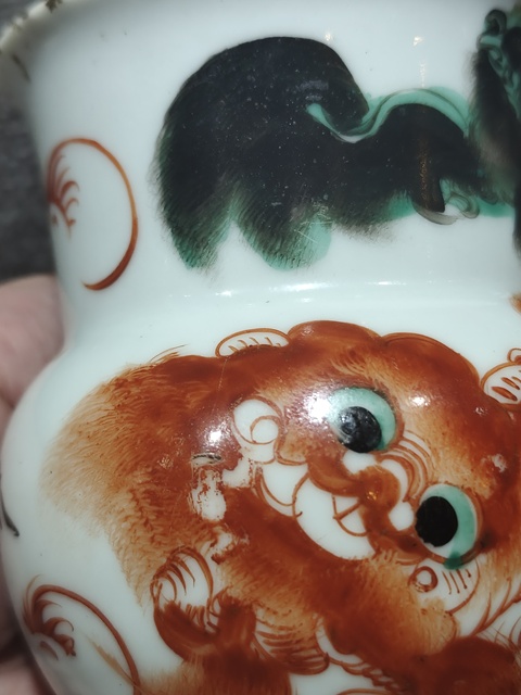 古玩陶瓷五彩獅子紋渣斗真品鑒賞圖