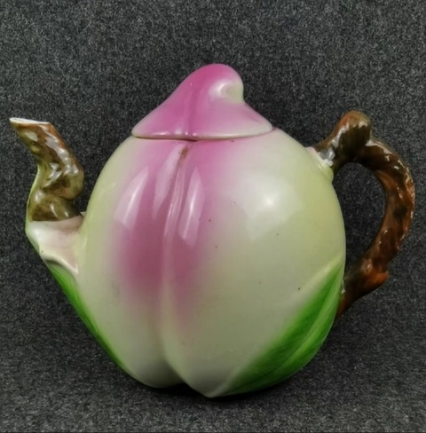 古玩陶瓷大號創(chuàng)匯時期壽桃型茶壺拍賣,當(dāng)前價格188元