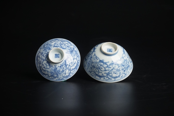 古玩陶瓷清嘉慶·青花線描纏枝花卉紋蓋碗真品鑒賞圖