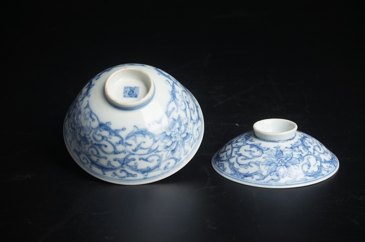 古玩陶瓷清嘉慶·青花線描纏枝花卉紋蓋碗真品鑒賞圖