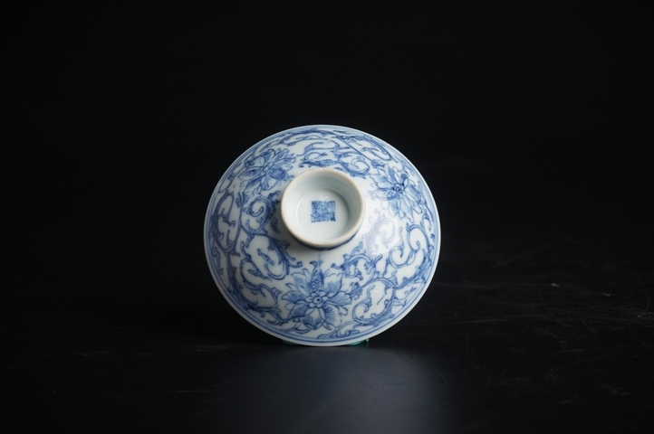 古玩陶瓷清嘉慶·青花線描纏枝花卉紋蓋碗真品鑒賞圖