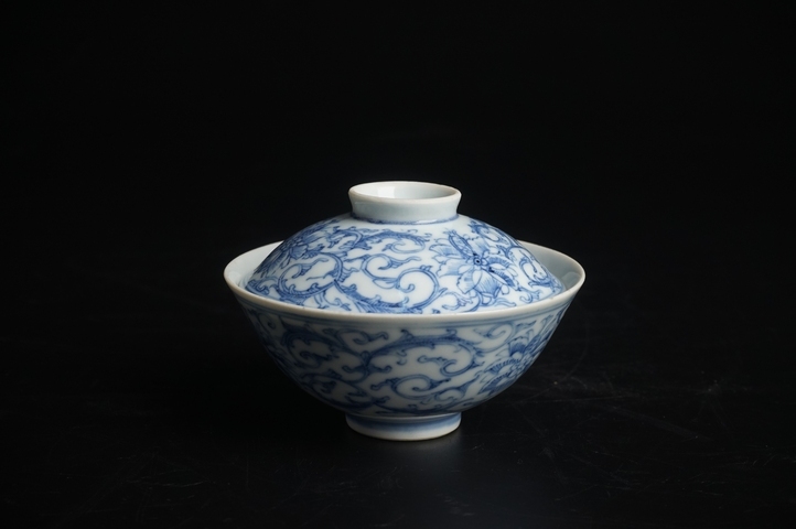 古玩陶瓷清嘉慶·青花線描纏枝花卉紋蓋碗真品鑒賞圖